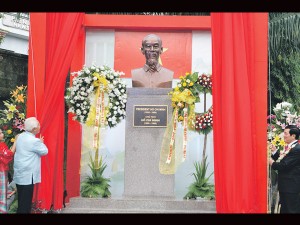 Lim unveils Vietnam prexy's bust, marker