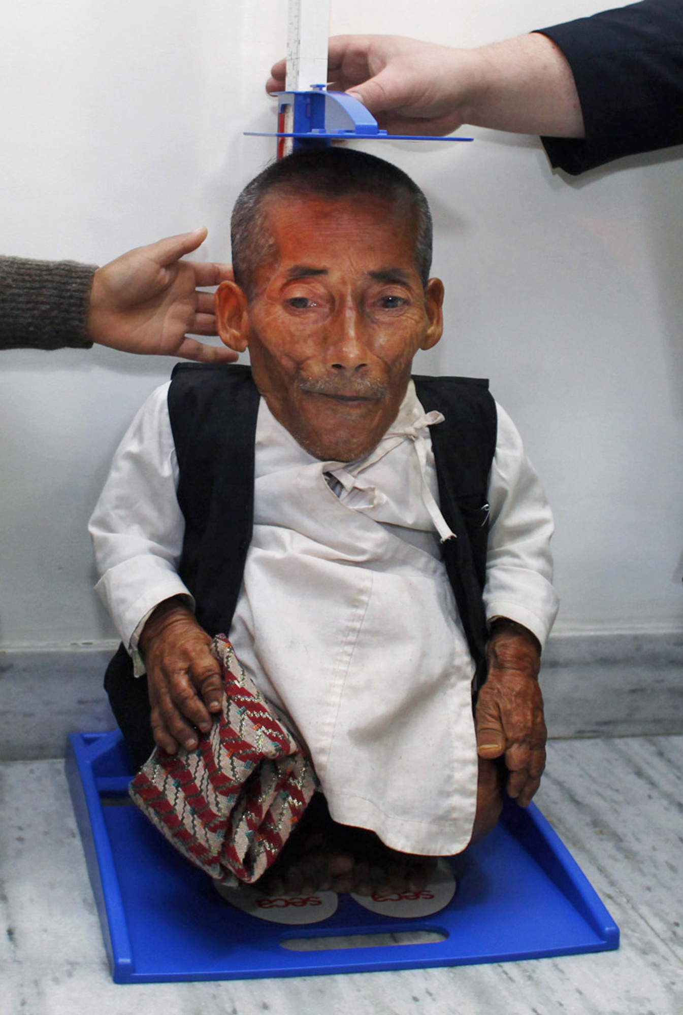 Nepal Pensioner Crowned World s Shortest Man INQUIRER