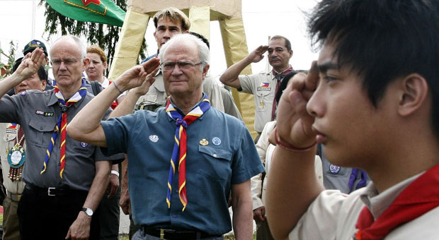 King of Sweden Carl XVI Gustaf (C) salutes as he visits the Boy Scout monument in Tacloban City on January 26, 2014. AFP