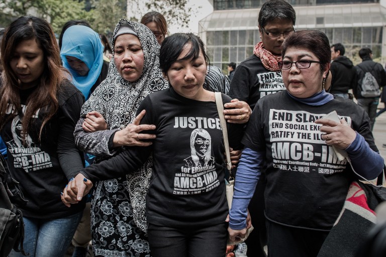Indonesian former maid Erwiana Sulistyaningsih (C) leaves the court of justice in Hong Kong on February 10, 2015 after her employer was convicted of beating and starving the Indonesian maid in a "torture" case that sparked international outrage and spotlighted the plight of migrant domestic workers in the Middle East and Asia.  AFP