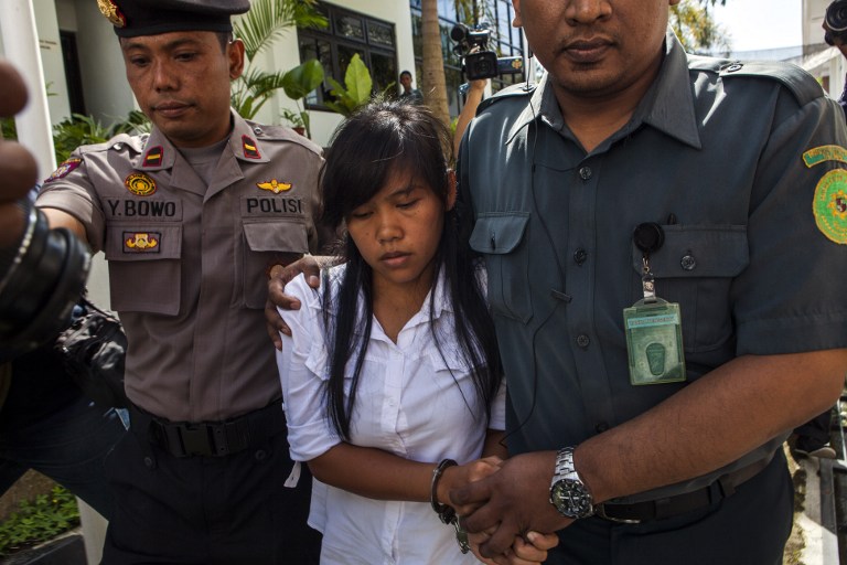 Mary Jane Fiesta Veloso, is escorted by Indonesian police. AFP FILE PHOTO