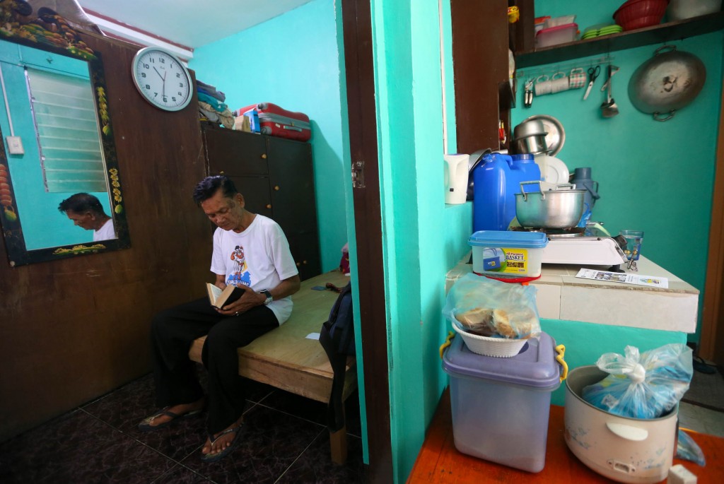 World War II veteran Pedro Santos Gutierrez, 87 years old, spends time reading his Bible in a house he shares with his daughter Eva Natividad. INQUIRER PHOTO/LYN RILLON