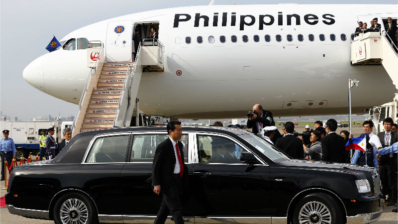 AIRPORT LIMOUSINE President Aquino takes the official car upon arrival at Tokyo’s Haneda International Airport on Tuesday for the start of his four-day state visit in Japan. AP