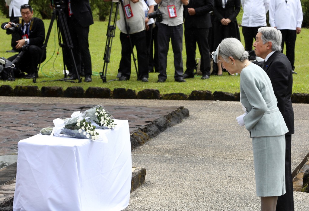 EMPEROR AND EMPRESS AT JAPANESE GARDEN / JANUARY 29, 2016 Japan’s Emperor Akihito and Empress Michiko offer flowers at Japanese Memorial Garden, Caliraya, Cavinti, Laguna province on January 29, 2016. The emperor and empress was in the country for five days to mark the 60th anniversary of the normalization of diplomatic ties between the two countries. INQUIRER PHOTO / NINO JESUS ORBETA