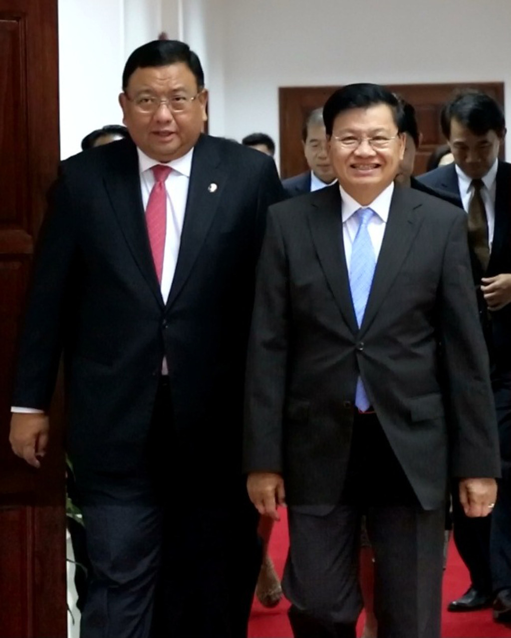 Laos Minister of Foreign Affairs Thongloun Sisoulith escorts Philippine Foreign Secretary Jose Rene Almendras to a meeting room for talks in Vientiane. VIENTIANE TIMES/ASIA NEWS NETWORK