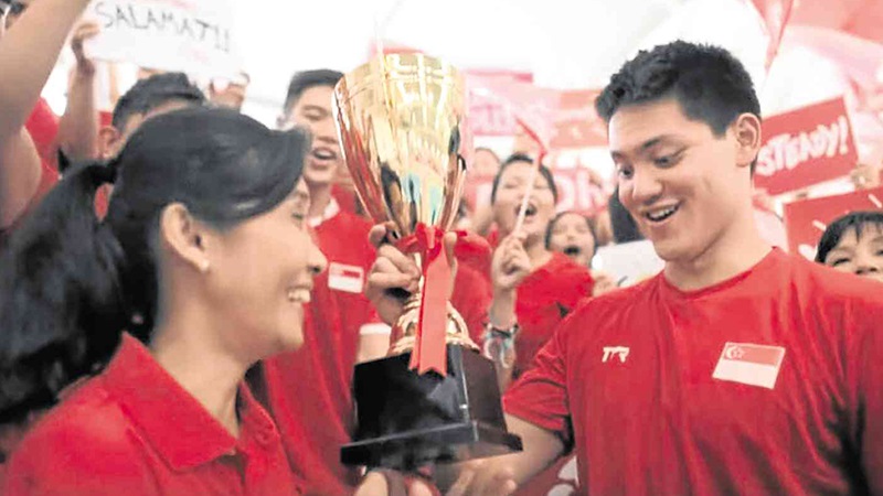 ‘SECOND MOM’ Singapore’s Olympic gold medalist, swimmer Joseph Schooling, shows his appreciation for the support of Filipino Yolanda Pascual, his family’s domestic helper for 19 years. SINGTEL YOUTUBE VIDEO GRAB