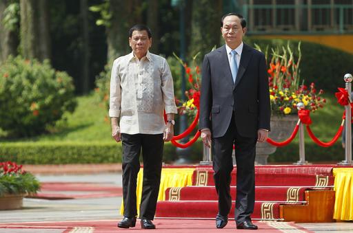Philippine President Rodrigo Duterte, left, reviews a guard of honor with his Vietnamese counterpart Tran Dai Quang during a welcoming ceremony at the Presidential Palace in Hanoi, Vietnam, Thursday, Sept. 29, 2016. Duterte js on his first visit to Vietnam. (AP Photo/Minh Hoang, Pool)