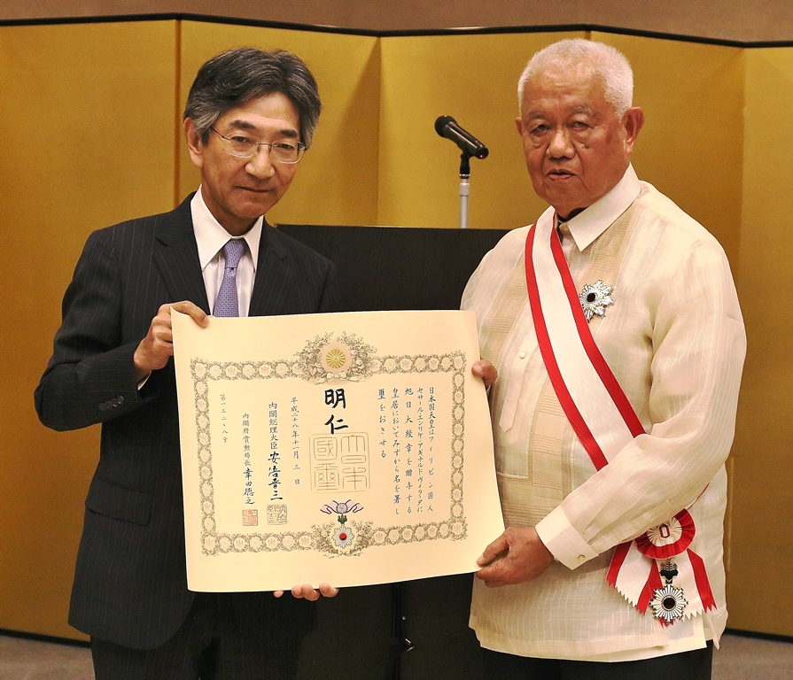 Former Prime Minister Cesar Virata receives the Imperial Decoration of the Grand Cordon of the Order of the Rising Sun from Ambassador Kazuhide Ishikawa. PHOTO FROM THE JAPAN INFORMATION AND CULTURE CENTER.
