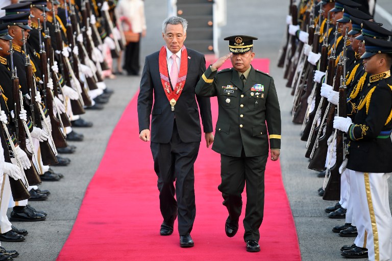 Singapore's Prime Minister Lee Hsien Loong (L) arrives for the Association of Southeast Asian Nations (ASEAN) summit in Manila on April 28, 2017.  The Association of Southeast Asian Nations (ASEAN) summit in Manila, where leaders will discuss territorial disputes, terrorism and economic integration, takes place in the Philippine capital on April 28-29.  / AFP PHOTO / Mohd RASFAN