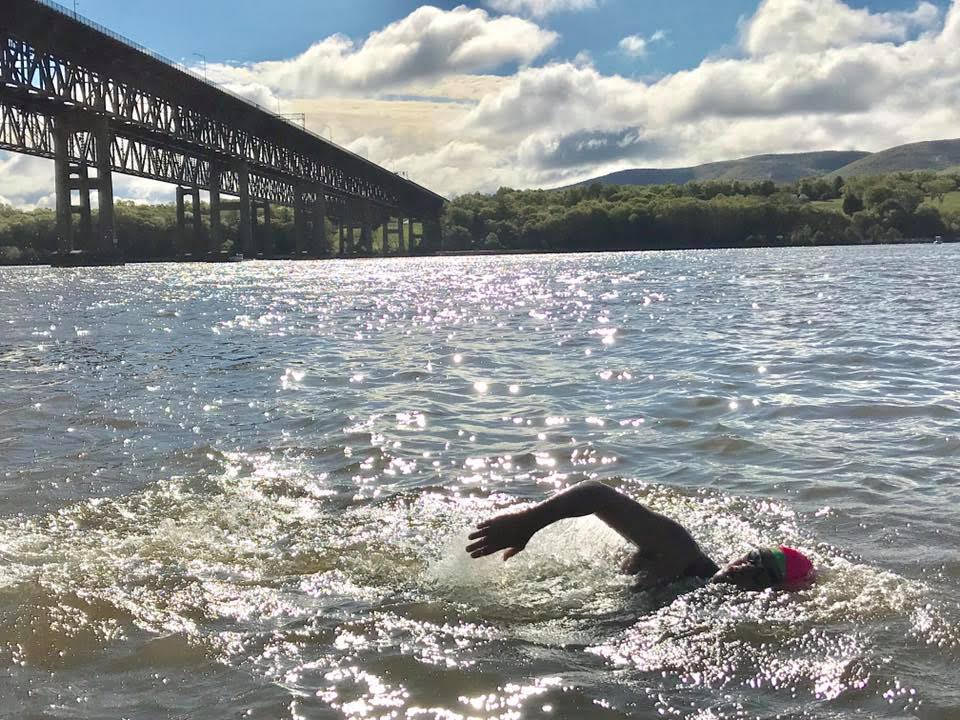 "Pinoy Aquaman" Ingemar Macarine swims 8.4 kilometers in the Hudson River in New York on May 14, 2017 (Philippine time). (Photo courtesy of Mr. Macarine)