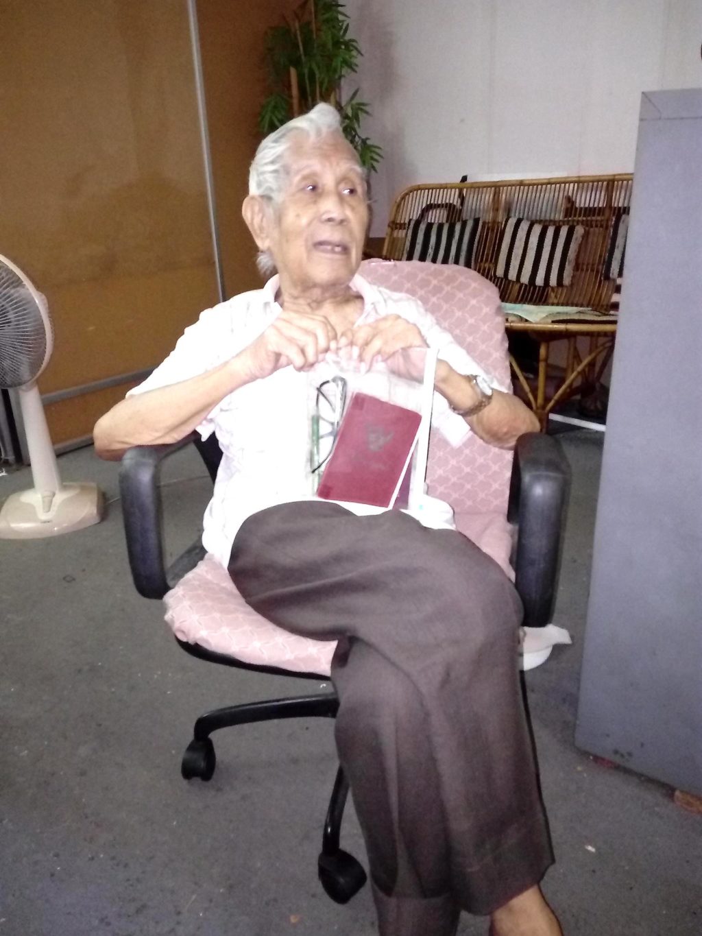 Exclusive : Mysterious 95-year-old Filipino stranded in a Bangkok apartment