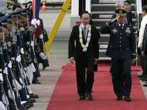 FRIENDLY VISIT South Korean President Lee Myung-bak, center, is escorted by Philippine Air Force Major General Lorenzo Sanchez as they review the troops upon Lee's arrival Sunday Nov. 20, 2011, at Manila's International Airport. Lee is on a three-day state visit in the country. AP PHOTO/PAT ROQUE
