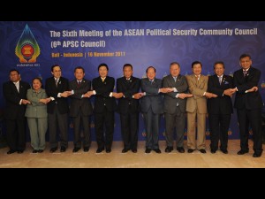 LOCKED IN. Foreign ministers and representatives of the Association of Southeast Asian Nations (Asean) join hands during a photo session at the opening ceremony of the Asean Political Security Community Council meeting in Nusa Dua, on Indonesia's resort island of Bali on Nov. 16, 2011. AFP