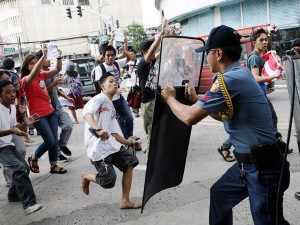 Militants block and throw paint bomb at the convoy of US Secretary of State Hillary Clinton in Manila on Wednesday. NIÑO JESUS ORBETA/INQUIRER