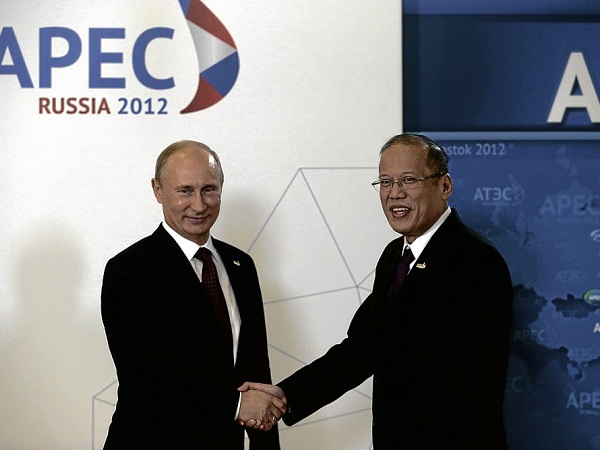 APEC HOST  Russian President Vladimir Putin greets  President Aquino at the 20th Asia-Pacific Economic Cooperation summit in Vladivostok on Saturday. AP