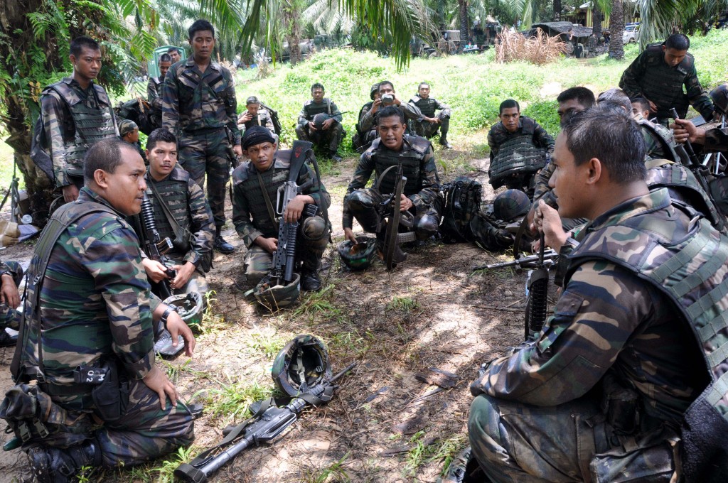 In this Thursday, March 14, 2013 photo released by Malaysia's Ministry of Defense, Malaysian soldiers discuss strategies at Sungai Nyamuk where a stand-off with Filipino gunmen took place, near Tanduo village in Lahad Datu, Borneo's Sabah state, Malaysia. INQUIRER file photo