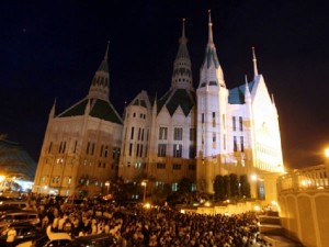 A crowd gathers around the Iglesia ni Cristo cathedral in Quezon City. INQUIRER FILE PHOTO