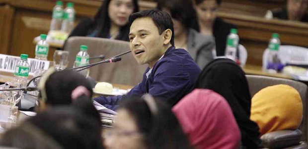 SEN. JUAN Edgardo Angara questions Department of Foreign Affairs officials during the Senate Blue Ribbon Committee hearing on the alleged sexual exploitation of OFW by some Philippine embassy employees and officials. Joseph Vidal/Contributor