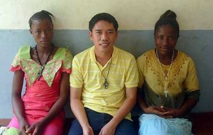 Fr. Anthony Patrick Santianez, flanked by two Sierra Leone faithfuls, decides to stay with his parishioners despite the threat of Ebola virus. CBCP NEWS