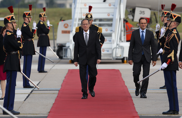 Aquino arrives at the Orly Airport in France to begin his two-day official visit                 MALACAÑANG PHOTO BUREAU