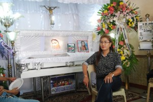 **  FOR t1015luz1 and 2 ** OCTOBER 14, 2014 MARILOU Laude, sister of murder victim Jeffrey Laude, says her brother was generous and did not hesitate to help family members and relatives.   PHOTO BY ALLAN MACATUNO / Inquirer Central Luzon