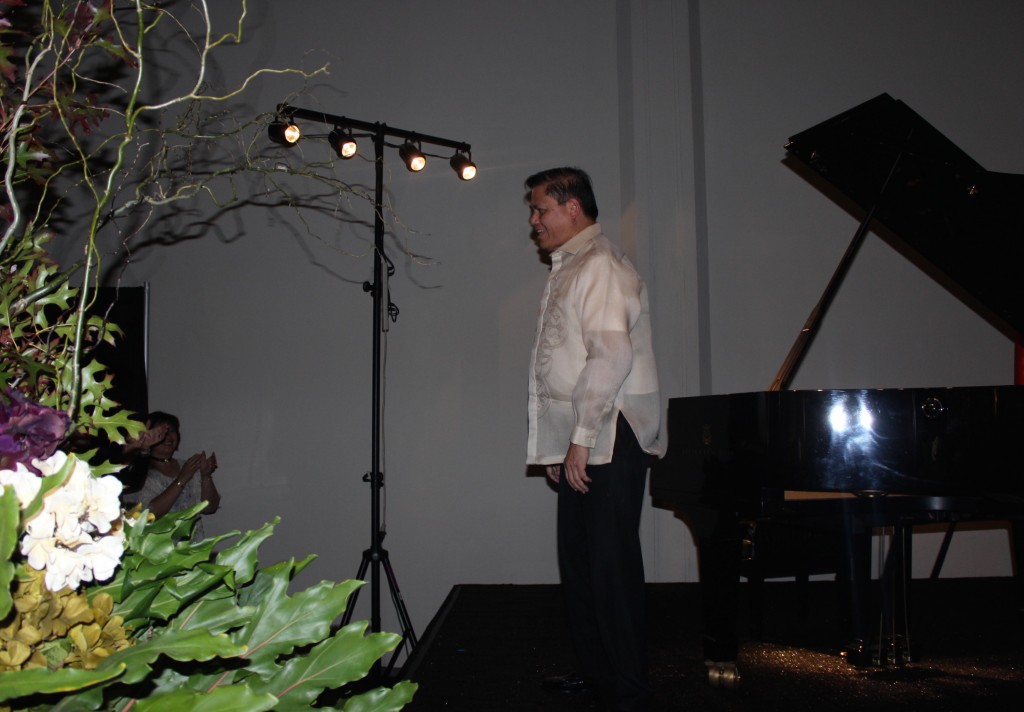 Renowned pianist Raul Sunico receiving enthusiastic applause during his performance at the new Kalayaan Hall of the Philippine Consulate in San Francisco. PHOTOS BY MANDY CHAVEZ