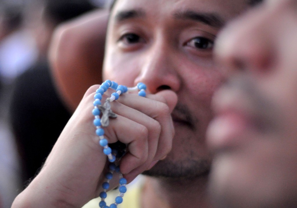 Filipinos wait for the arrival of Pope Francis along Roxas Boulevard near the Cultural Center of the Philippines in Pasay City. INQUIRER PHOTO / RICHARD A. REYES