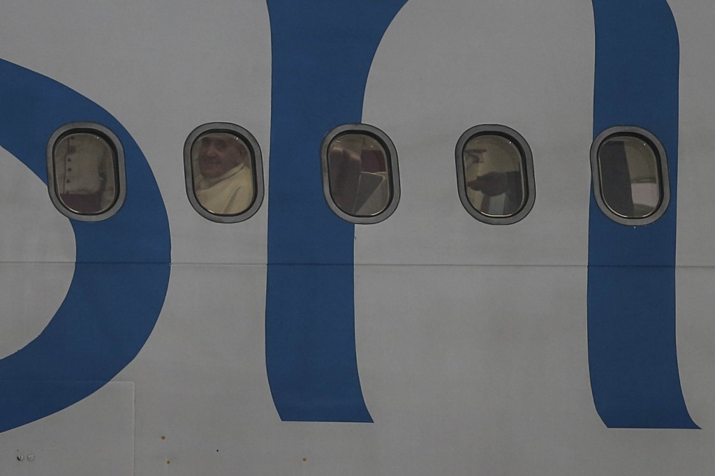 Pope Francis seen from the window of SriLankan Airlines moments after touchdown at Villamor Airbase. PDI PHOTO