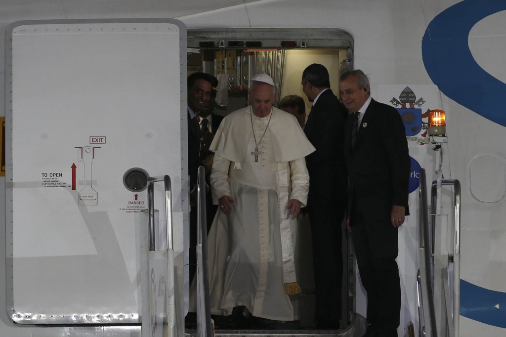 Pope Francis' skull cap is blown upon his exit of from the Sri Lankan Airlines as he arrives at the Presidential Hangar in Villamor Airbase in Pasay City. PDI/Edwin Bacasmas