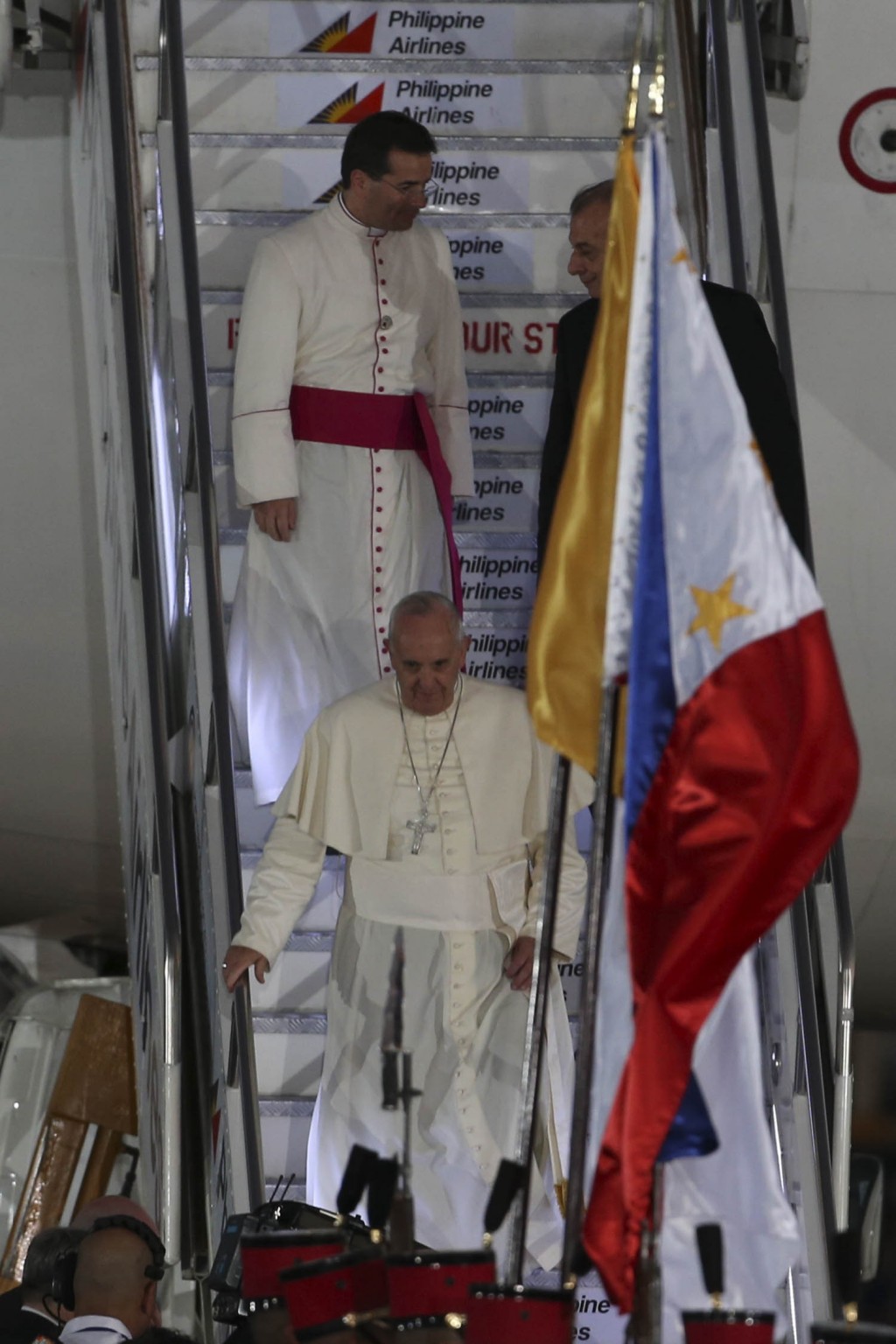 Pope Francis disembarking from the SriLankan Airlines upon arrival at Villamor Airbase. PDI PHOTO 