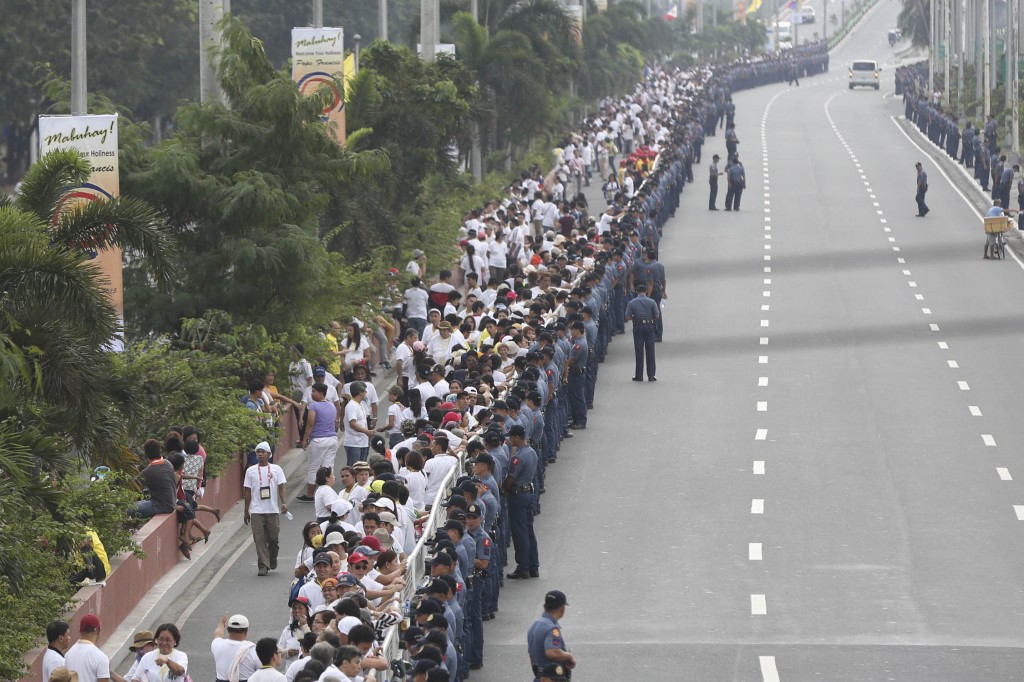 Policemen secure Roxas Boulevard in Pasay City hours before the arrival of Pope Francis in PH. PDI/Marianne Bermudez 