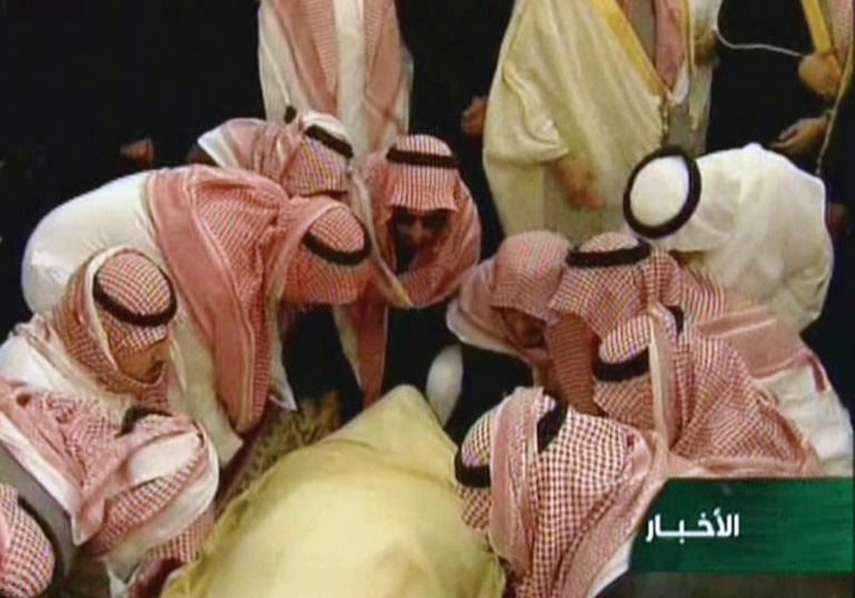  KING’S BURIAL An image grab taken from Saudi state TV on Friday shows Saudi mourners carrying the body of their late King Abdullah bin Abdul Aziz during his funeral procession at Imam Turki Bin Abdullah Grand Mosque in Riyadh.  AFP/SAUDI TV 