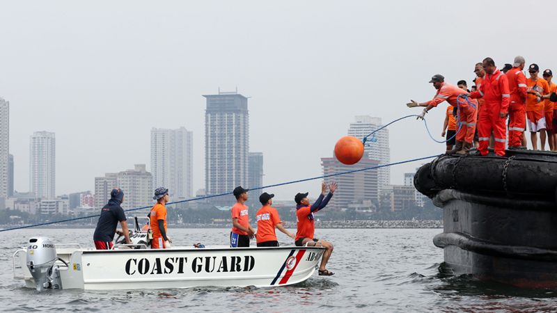 CATCH!  Philippine Coast Guard personnel put a floating boom on Manila Bay on Tuesday as part of security preparations for the visit of Pope Francis starting tomorrow, Jan. 15, until Jan. 19. The floating boom will prevent ships and boats from entering the Manila Bay perimeter during the papal visit. NIÑO JESUS ORBETA