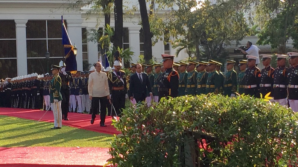 French President Francois Hollande with Philippine President Benigno Aquino III at the welcome ceremony at Malacanang on Feb. 26, 2015. Photo by Kristine Angeli Sabillo/INQUIRER.net