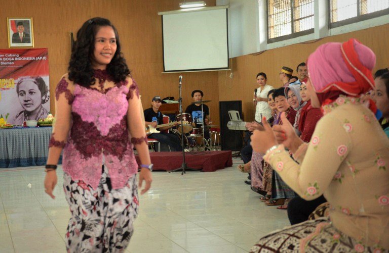 Indonesian prison officials watch Filipina drug convict and death row prisoner Mary Jane Veloso (L), clad in traditional Indonesian attire, performing during a programme celebrating Kartini Day in honour of Indonesian national hero and women's rights activist Raden Kartini at Yogyakarta prison on April 21, 2015. Veloso, aged 30 and a mother of two whose appeal had been rejected by the Indonesian Supreme Court is expected to be executed soon along with other drug convicts including foreigners from France, Brazil, Nigeria and Ghana. AFP PHOTO / TARKO SUDIARNO