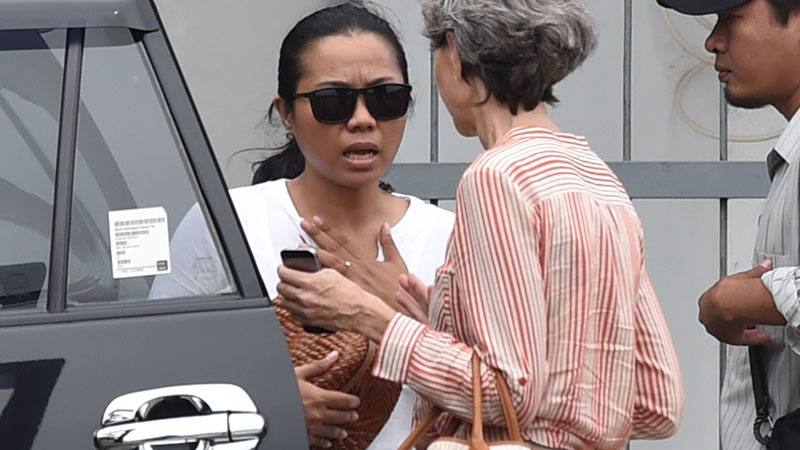 This file photo taken on March 11, 2015 shows Febyanti Herewila (L), the girlfriend of Australian death row prisoner Andrew Chan, speaking to Australian Consul General Majell Hind (C) at the Nusakambangan port in Cilacap where officials and visitors ride the ferry to visit Nusakambangan maximum security prison island. An Australian drug trafficker married his girlfriend April 27, 2015 on the Indonesian prison island where he is set to be executed soon, his brother said, urging the country's president to show compassion to the newlyweds. Andrew Chan, 31, married his Indonesian girlfriend Febyanti Herewila in a ceremony on Nusakambangan Island, home to several high-security prisons, his brother Michael said. AFP PHOTO / Bay ISMOYO / FILES