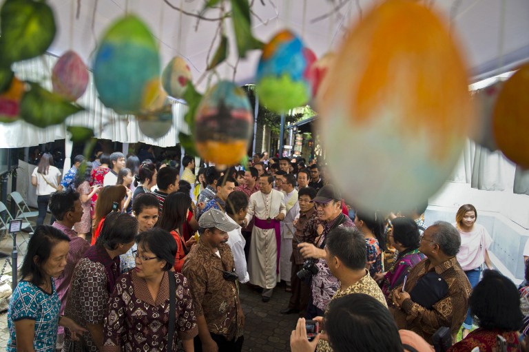 Jakarta Archbishop Ignatius Suharyo (C) greets parishioners after celebrating the Easter Sunday mass at the Jakarta cathedral on April 5, 2015. In a statement he delivered to journalists after the mass, Indonesia's Roman Catholic church leader Archbishop Suharyo reiterated the position of the church against the death penalty. AFP