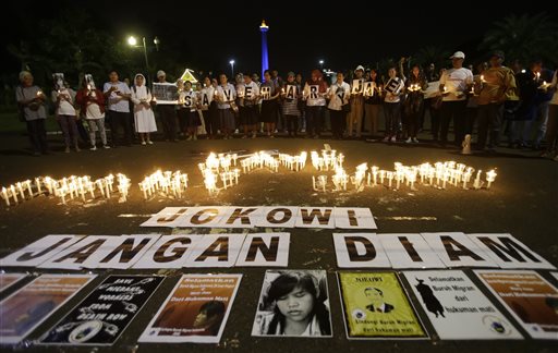 Indonesian protesters gather with candles and banners that read: "Save the Mary Jane, Jokowi (President Joko Widodo), Don't be silent" during a demonstration to demand the government to stop the execution of convicted Filipino Mary Jane Veloso, in Jakarta, Indonesia, Monday, April 27, 2015. AP
