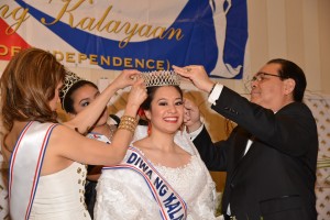 Diwa 2015_crowned by outgoing queen Mikaela Alexa Rada_assisted by Consul General Mario Lopez De Leon Jr. and Mrs. Kalayaan 2014 Joji Rafael_DSC_8437