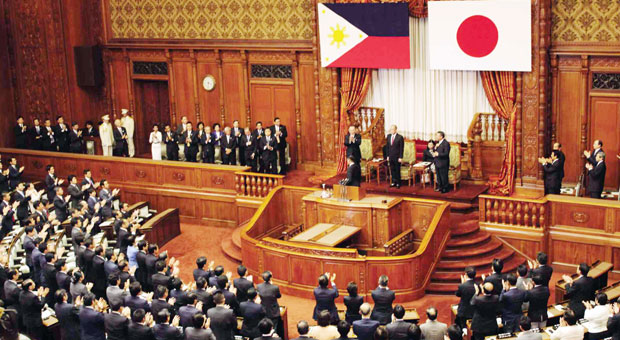 STANDING OVATION  Japanese lawmakers rise to give President Aquino extended applause following his 20-minute speech at the National Diet on the second day of his four-day state visit to Japan. Aquino talked about the enduring relationship between the two nations once torn by war.  TARRA QUISMUNDO