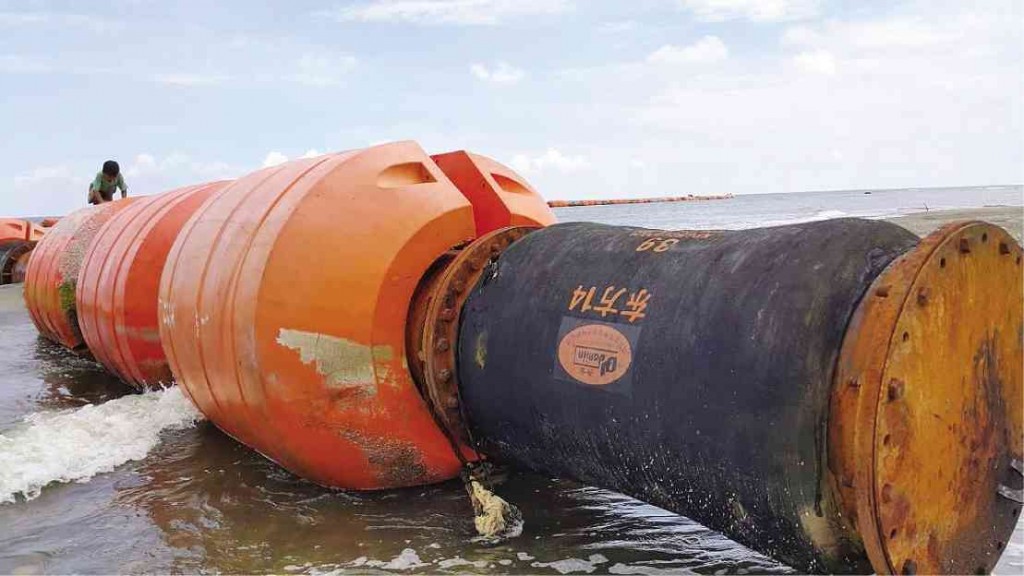 CHINESE MARKINGS  Fishermen found these containment booms with Chinese markings in waters off Cabangan, Zambales province, prompting local officials to seek an investigation into their origin.  PHOTO COURTESY OF PHILIPPINE COAST GUARD SUBIC SUBSTATION 