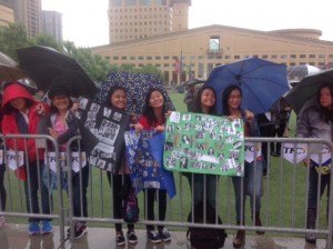 Diehard Kim Chiu fans Joy Tropia, Phoebe Dolores, Jane Tropia, and Sam Florendo waiting for their idol