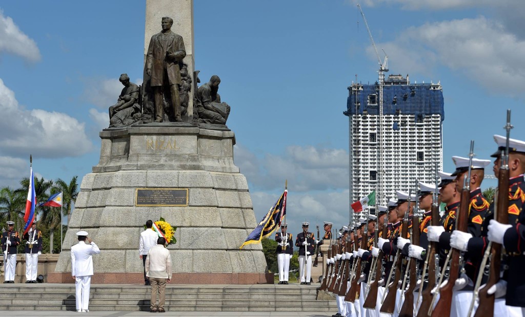 LOOK: Torre de Manila ‘photobombs’ Mexican President | Global News