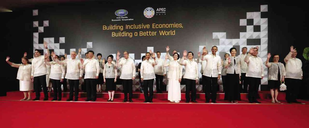 ALL IN BARONG President Aquino (center, front row) joins Australian Prime Minister Malcolm Turnbull, Brunei Sultan Hassanal Bolkiah, Canadian Prime Minister Justin Trudeau, Chilean President Michelle Bachelet, Chinese President Xi Jinping, Former Taiwanese Vice President Vincent Siew, Hong Kong Chief Executive Leung Chun-ying, Indonesian Vice President Jusuf Kalla, Japanese Prime Minister Shinzo Abe, Malaysian Prime Minister Najib Razak, Mexican President Enrique Peña Nieto, New Zealand Prime Minister John Key, Papua New Guinea Prime Minister Peter O’Neill, Peruvian President Ollanta Humala, Russian Prime Minister Dmitry Medvedev, Singaporean Prime Minister Lee Hsien Loong, South Korean President Park Geun-hye, Thai Prime Minister Prayuth Chan-ocha, US President Barack Obama and Vietnamese President Truong Tan Sang for the customary photo-op at SM Mall of Asia Arena in Pasay City after the start of the Asia-Pacific Economic Cooperation summit on Wednesday. JOAN BONDOC