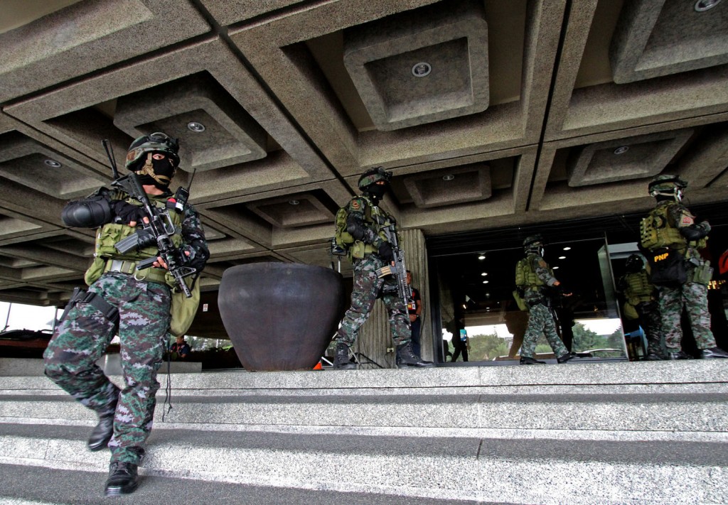 QUICK RESPONSE DRILL / NOVEMBER 14 2015 Members of Special Action Force and Joint Special Operations Group forming Security Task Force APEC charge inside the Philippine International Convention Center, the main venue for APEC 2015, against terrorist and bomb attack during the quick response drill in Pasay City. INQUIRER PHOTO / RICHARD A. REYES
