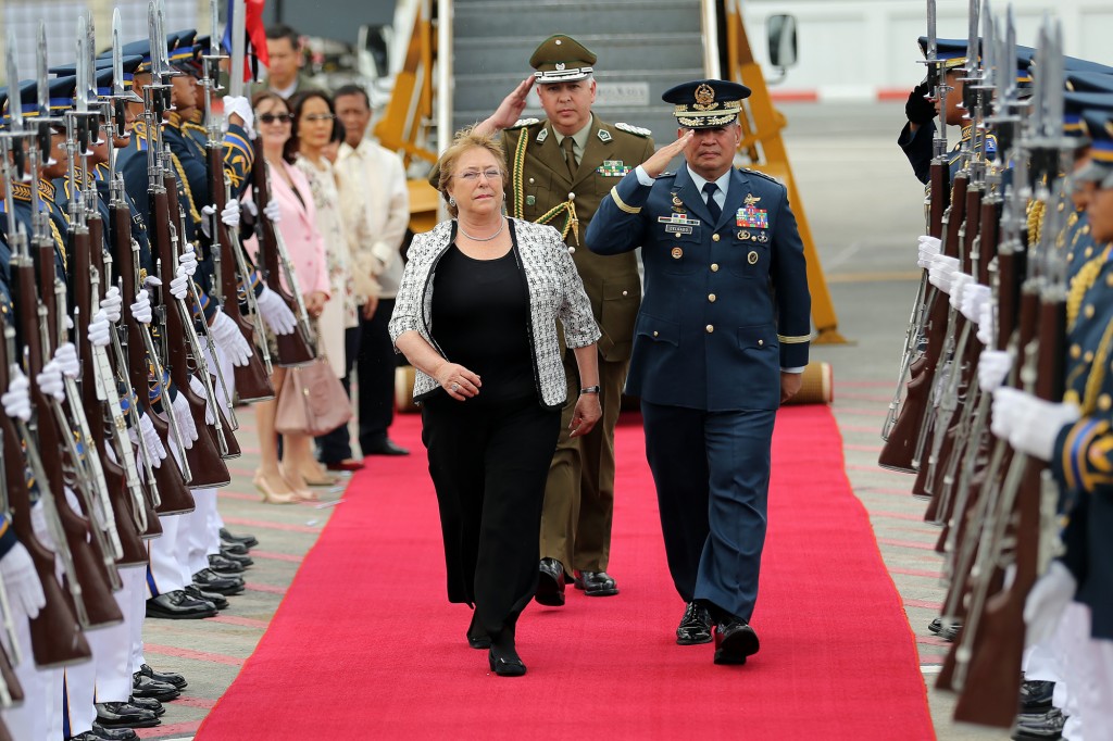 CHILE PRESIDENT ARRIVAL/NOV.15,2015 Chile president Michelle Bachelet (left) accompanied by Lt. Gen. Jeffrey Delgado, PAF commanding general (right) during arrival honors at the NAIA Terminal 2, Pasay. Bachelet is here in the Philippines for a State Visit and the APEC summit. INQUIRER PHOTO/RAFFY LERMA