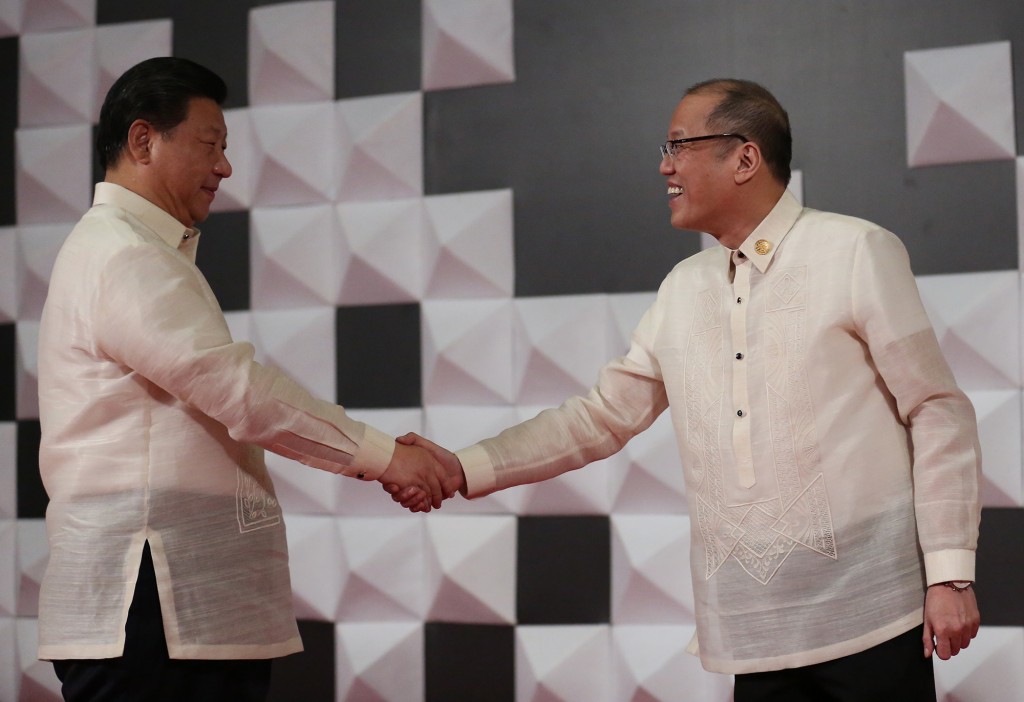 APEC SUMMIT NOVEMBER 18, 2015 Chinese President Xi Jinping is welcomed by President Benigno S. Aquino III  during the APEC Welcome Ceremony held at the MOA Arena in Pasay City. PHOTO BY JOAN BONDOC