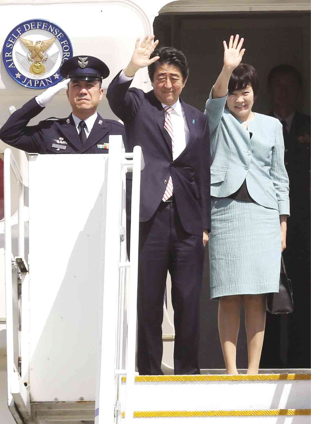 THANKS FOR COMING, THE MEMORIES Japanese Prime Minister Shinzo Abe and wife Akie Abe, US President Barack Obama and Apec’s heartthrob, with Mexican President Enrique Nieto, Canadian Prime Minister Justin Trudeau wave goodbye as they board their planes at Ninoy Aquino International Airport on Friday after attending the Asia-Pacific Economic Cooperation summit in Manila. Some of the heads of economies flew to Kuala Lumpur for the Asean/East Asia Summit over the weekend. JOAN BONDOC/EDWIN BACASMAS/MARIANNE BERMUDEZ 