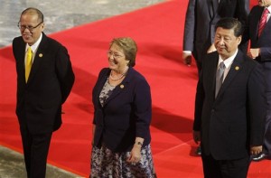 Philippines President Benigno Aquino III, left, walks with Chile's President Michelle Bachelet and Chinese President Xi Jinping to the official welcoming ceremony at the Asia-Pacific Economic Cooperation (APEC) summit in Manila, Philippines, Wednesday, Nov. 18, 2015.  (Cheryl Gagalac/Pool Photo via AP)