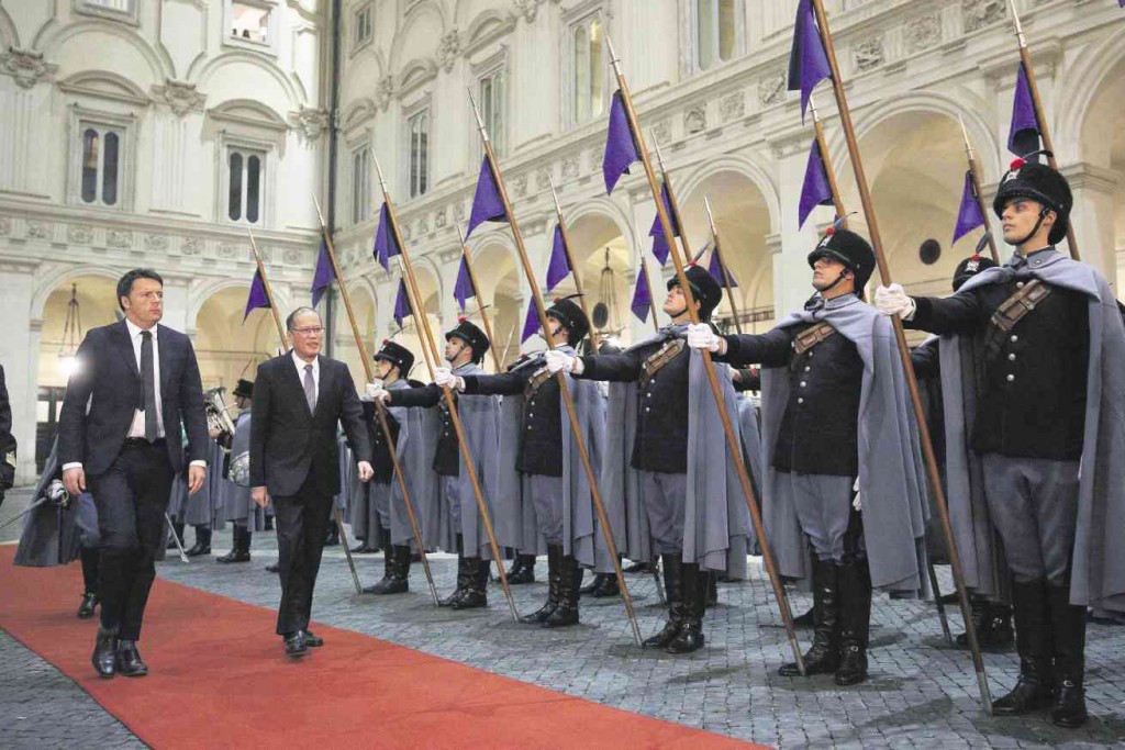 ROMANESQUE PAGEANTRY President Aquino and Italian Prime Minister Matteo Renzi at the courtyard of Palazzo Chigi on their way to a bilateral meeting. Mr. Aquino is on an official visit to Rome where among notable trade agreements inked was the direct Manila-Rome, Rome-Manila air services. MALACAÑANG PHOTO